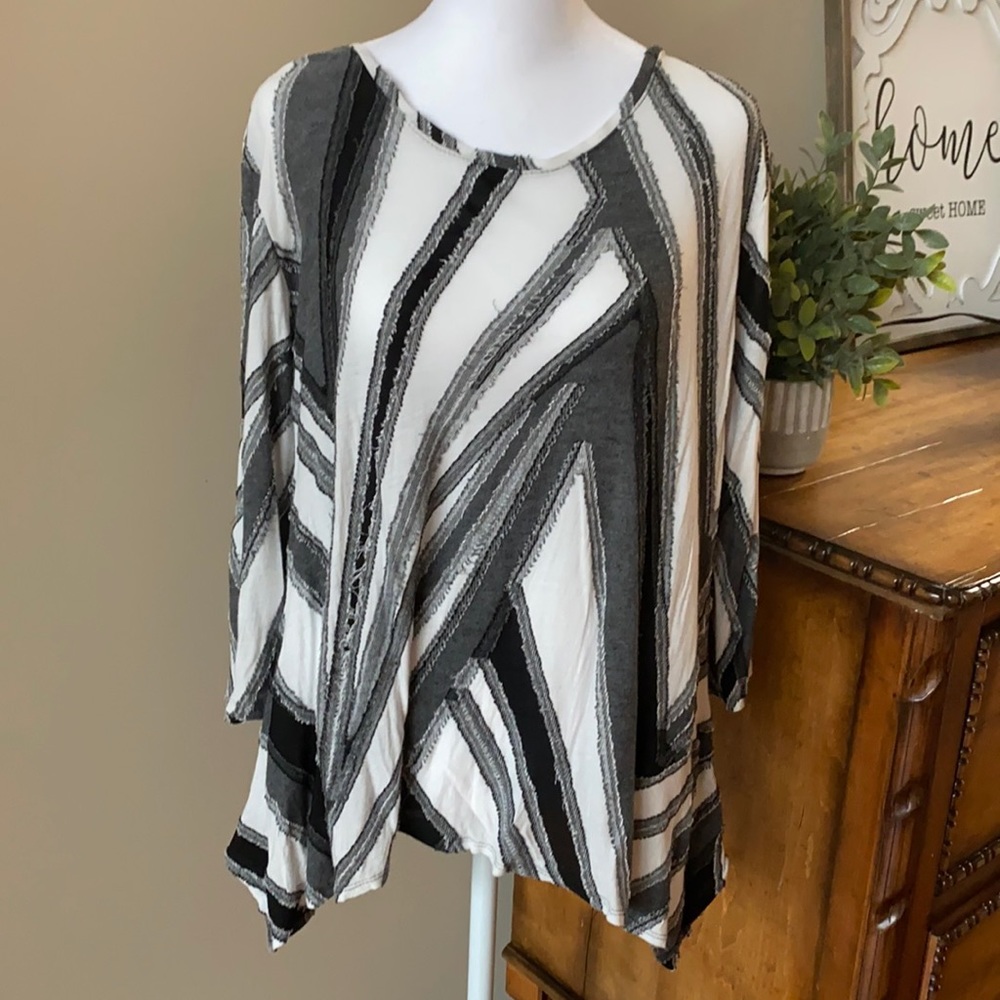 Simply Vera+Asymmetrical Black & White Tunic Top